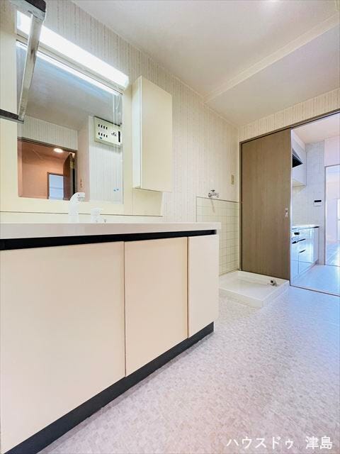 キッチン奥の洗面室は廊下側からも出入り可能。朝食の準備をしながらの洗濯作業もスムーズにできる動線。