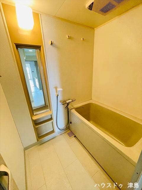 浴室暖房乾燥機付きでオールシーズン快適なバスタイム♪鏡下の収納スペースに、シャンプーなど置けます。