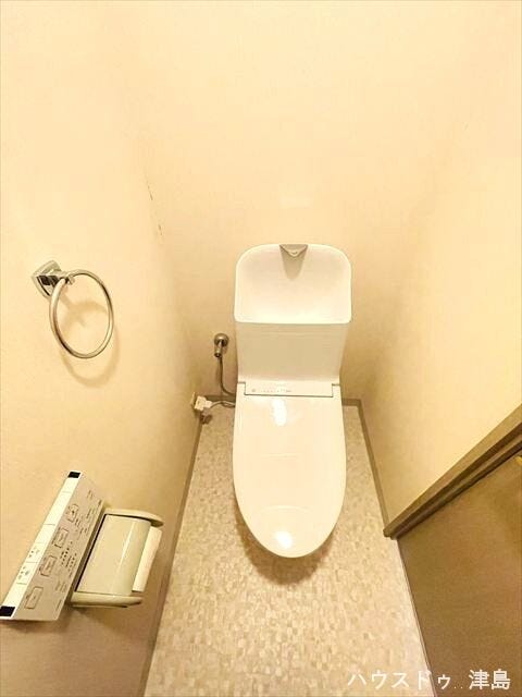 温水洗浄付トイレは冬場の冷たい便座を暖めてくれます。タオルリング付き。