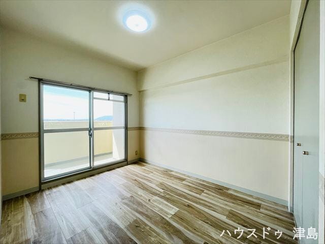 6帖洋室。バルコニーに面したお部屋でたっぷりの陽光を享受できる明るい室内が魅力的。