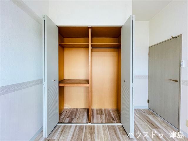 6帖洋室収納。枕棚+ハンガーパイプ付き。両開き扉はどこに何が収納してあるのかチェックできます。