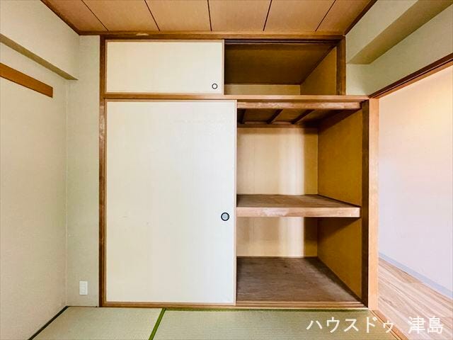 5.9帖和室。奥行きのある押入タイプの収納は大きな布団や季節物の家電製品などたっぷりと収納。