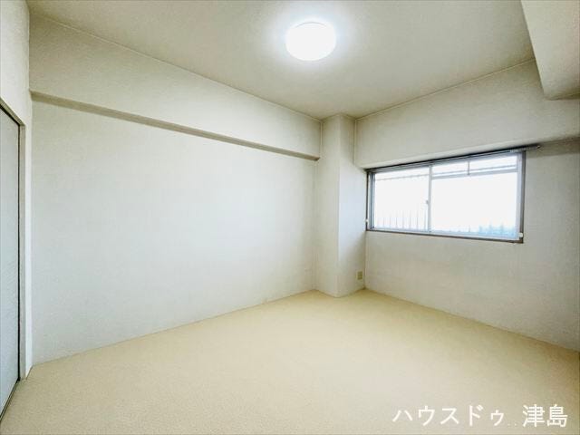 6.5帖洋室。玄関すぐの一番広いお部屋で寝室にぴったり。窓を開けて北風を家の中に取り込め、涼しく快適♪