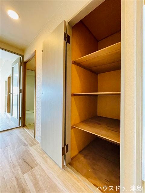 廊下に設置された収納は棚のある構造で、掃除道具や日用品の収納も無駄なくスッキリ片付けていただけます。