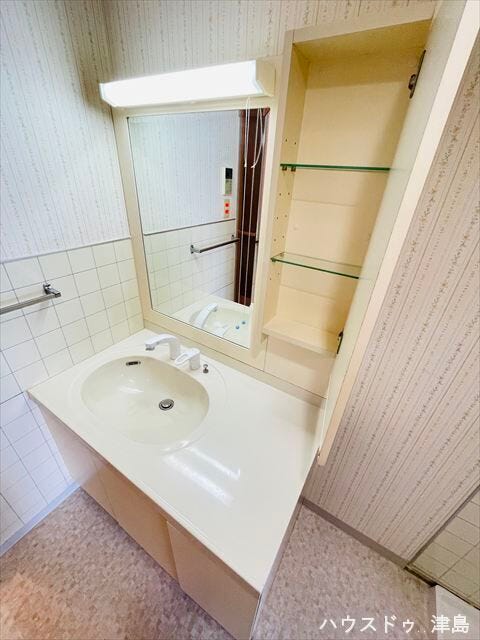 シャワー付洗面化粧台は洗髪や手洗い洗濯に加え、洗面台のお掃除もしやすくとても便利。鏡横に収納棚付き。