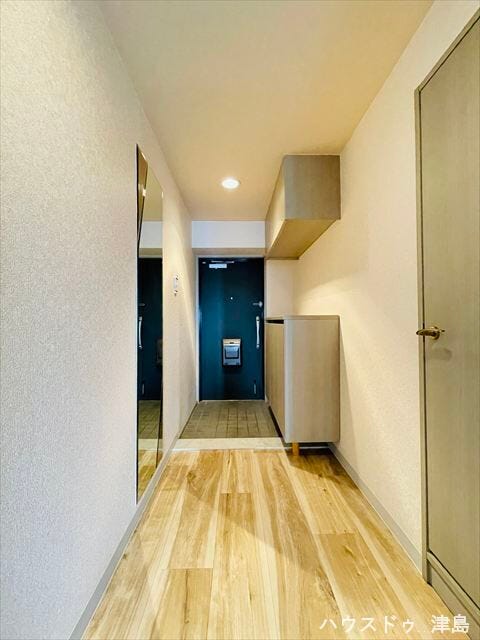 シューズボックスが設置され、インテリアを飾っていただけるスペースもあります。鍵の一時置きにも便利。