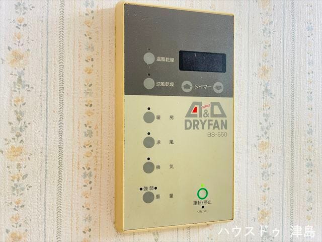 浴室暖房乾燥機。乾燥・暖房・涼風・換気付き。天候を気にせず洗濯でき、冬も暖かくヒートショック対策に。