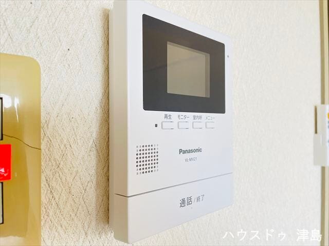 モニター付きインターホン。来訪者の顔が確認でき、室内にいながら安心して応対でき、防犯性を高めます。