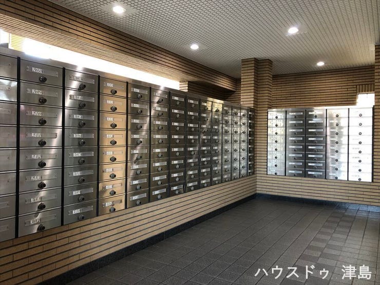 1階の郵便受け。集合ポストは、建物内各フロアへの不審者の侵入を防ぐことができ、防犯面で安心できますね。ダイヤルロック付で安心です。