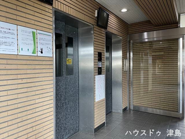 14階建てマンションのためエレベーターが設置されています。買い物後の荷物を運ぶ際にはとても助かります。2基あり忙しい時間帯も安心です。
