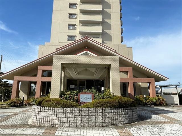 正面玄関であるエントランスは、訪問者が最初に訪れる部分でもあり、第一印象を決める顔ともいえる場所です。清潔に保たれたエントランス。お掃除も行き届いており、築年数を感じさせません。