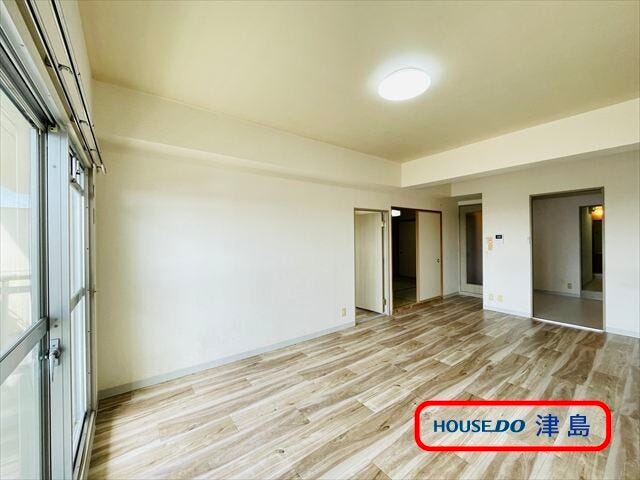 バルコニーに面した11.9帖LDKは明るい光が入りポカポカあたたかく、家族の憩いの場所に。