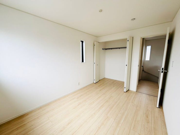 6帖の洋室は、家具をすっきり配置できる整った空間。落ち着いて過ごせる