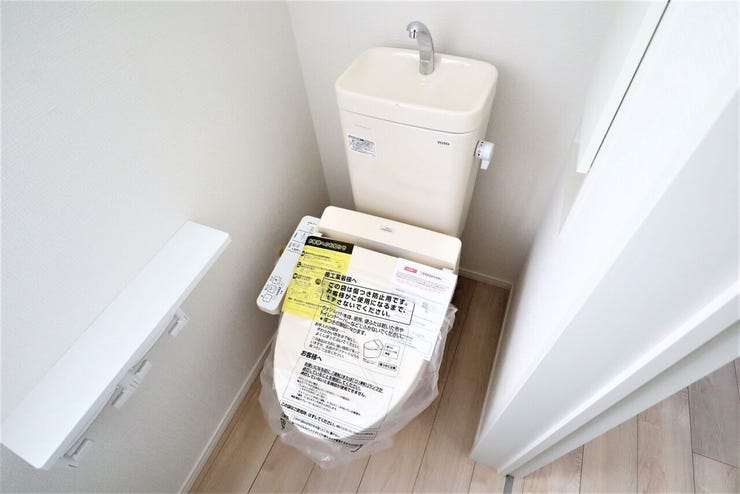 トイレ 同仕様
温水洗浄便座♪
寒い季節も快適です♪