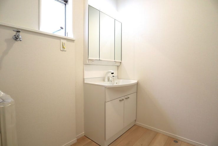 洗面所 同仕様
シャワー付き洗面化粧台♪
朝の身支度も楽々♪