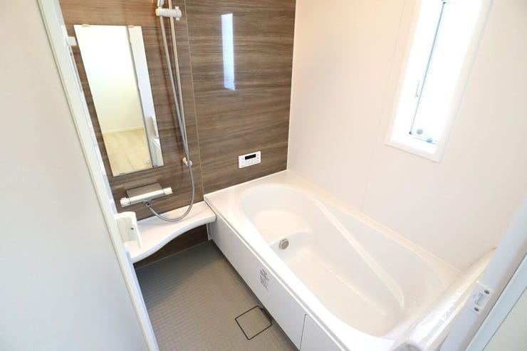 浴室 同仕様
ゆったりくつろげるバスルーム♪
小窓付きで換気もバッチリです♪