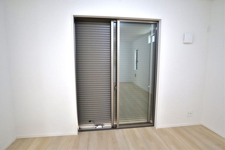 シャッター雨戸 同仕様
長期の旅行や台風などの災害に役立ちます!