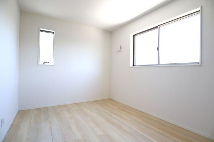 洋室 同仕様
2面採光のお部屋は明るく風通しの良いお部屋です♪