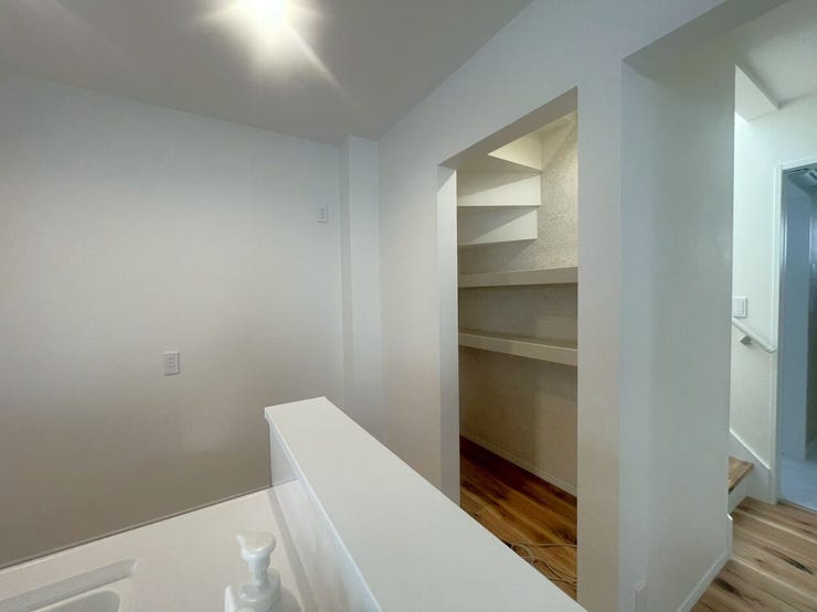 キッチン脇の階段下収納
パントリーとしても大活躍♪