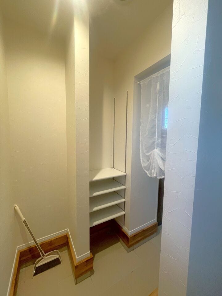 シューズインクローク可動棚もあって靴だけじゃなく、スポーツ用品やアウトドア用品、お出かけの準備も収納可能♪お家の「顔」をいつもキレイにしておけます!
広々として、土間のようにもお使い頂けます。