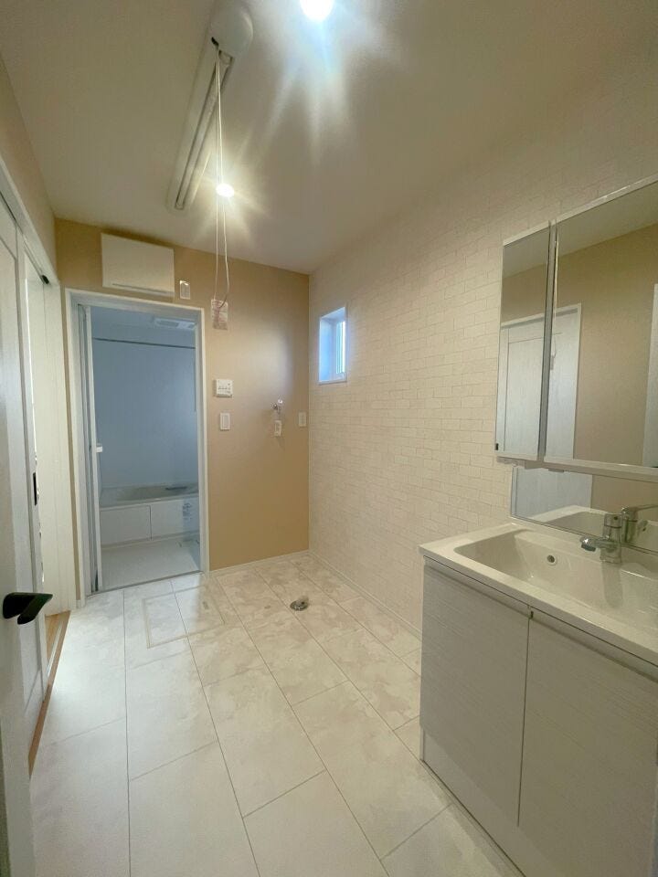 室内物干し完備!ゆとりのスペースでランドリールームとして使用可能♪家事がはかどります!