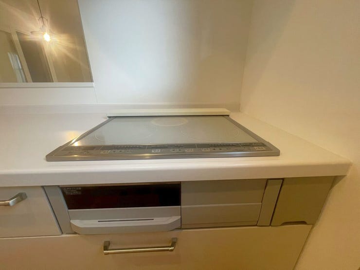 IHクッキングヒーター
火を使わないので空気も綺麗。サッと拭けてお手入れも簡単です♪