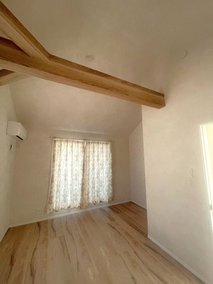 勾配天井・梁あらわし仕上げの洋室