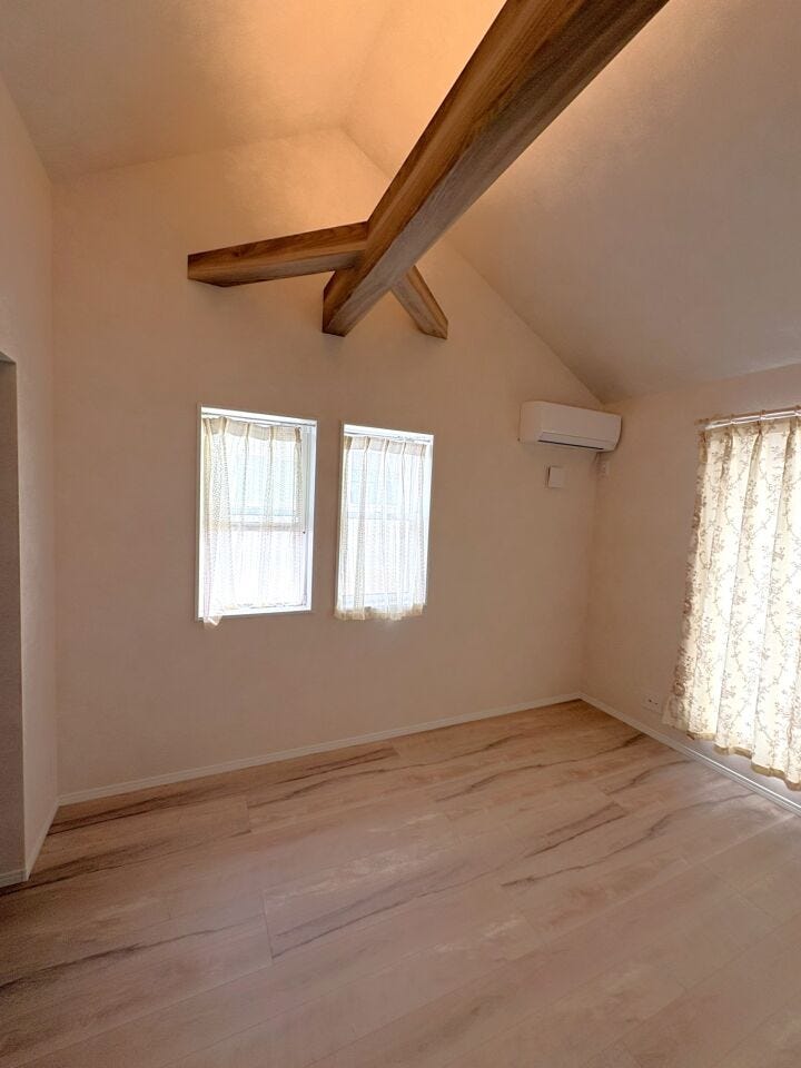 勾配天井・梁あらわし仕上げの洋室
かわいらしい雰囲気♪