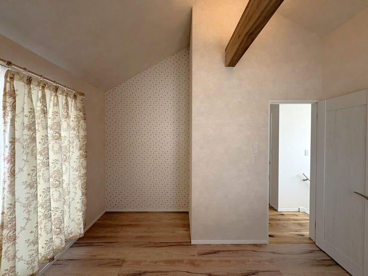 勾配天井・梁あらわし仕上げの洋室
ハンモックやブランコがある子供部屋♪
そんな夢が叶います!