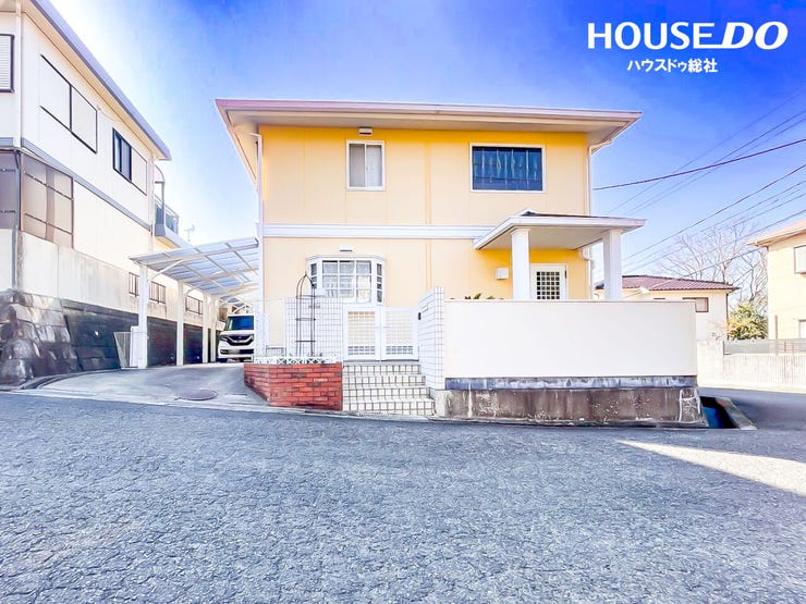 閑静な住宅街の中にあるお家♪
カーポート付きで愛車も安心!大事なお車を雨や雹からお守りします◎