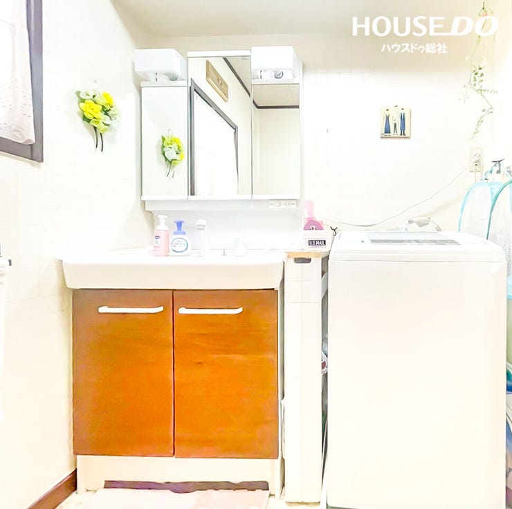 シンプルながら機能的な洗面化粧台♪