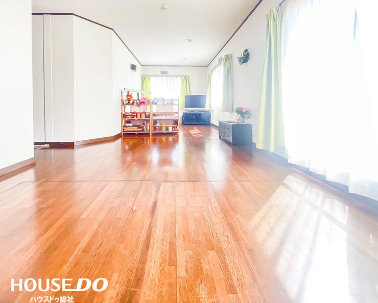 大きな窓から明るい光が差し込むので開放感満点の寝室です◎