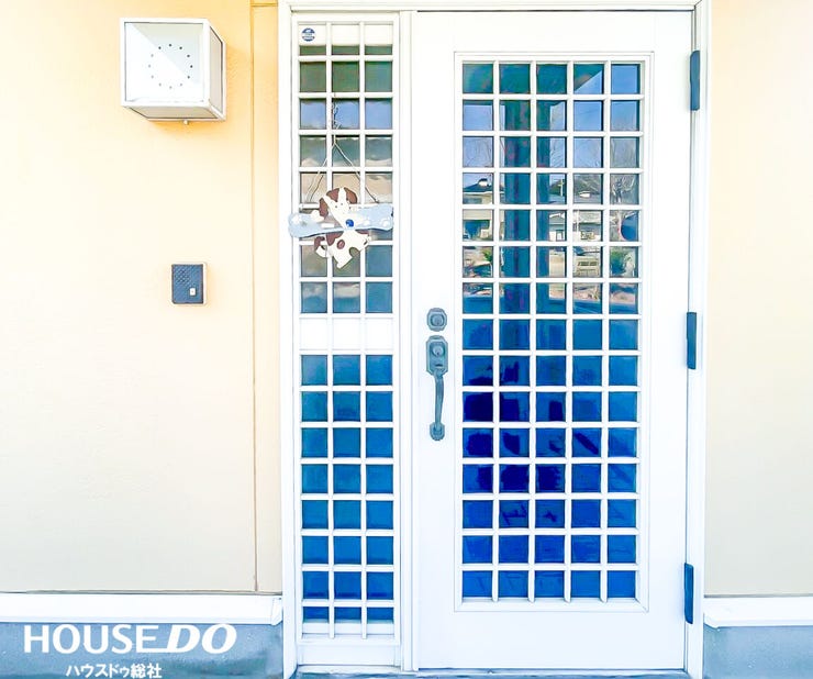 玄関扉からも採光されるので明るい玄関です♪