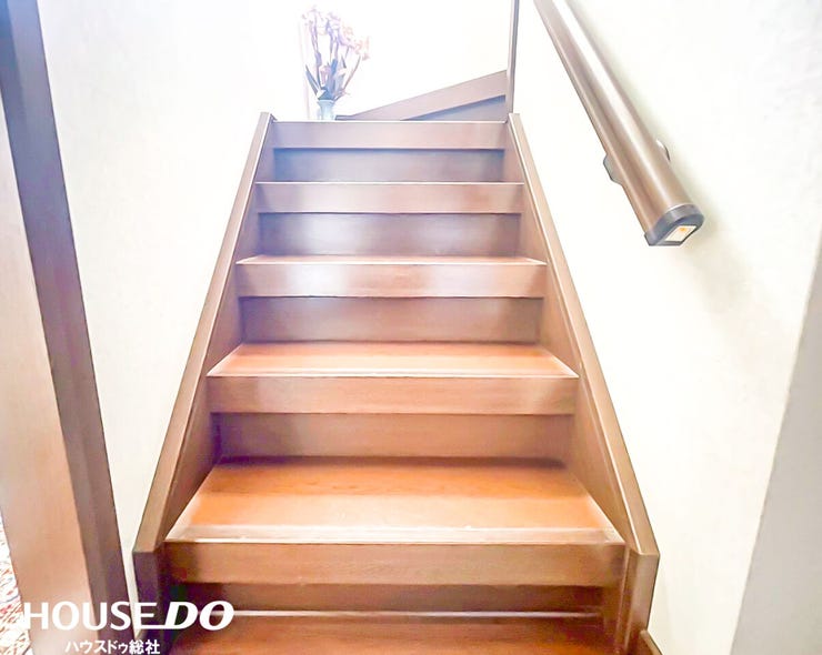 窓から明るい光が差し込むので階段も安心です!