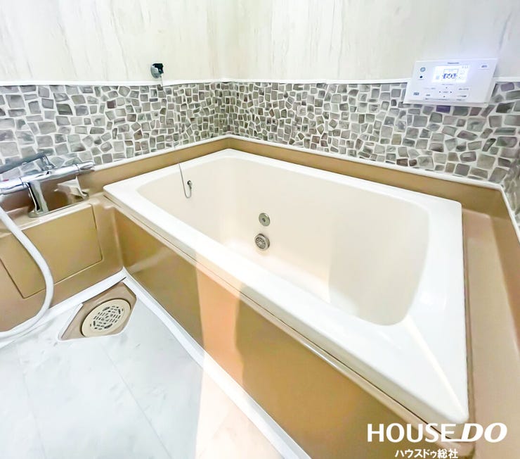 癒しの空間バスルームです♪清潔感のあるバスルーム、窓が設置されてますので通気性もよくお使い頂けます。