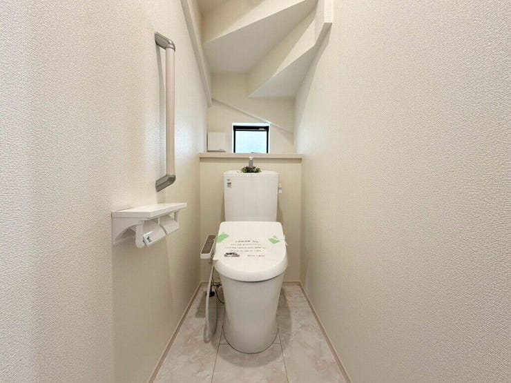 【Toilet】清潔感があり、落ち着いたデザインのトイレ。家族みんなが快適に使えます。