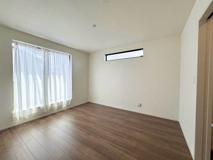 【Bedroom】ベッドとデスクを置いてもゆとりのある、使い勝手の良い広さの洋室です。