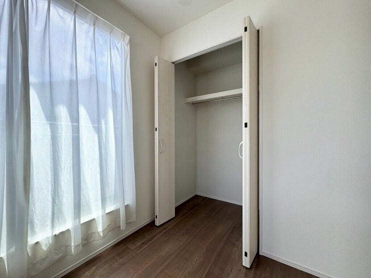 【Bedroom】クローゼット完備で収納力◎。家具の配置もしやすい機能的な洋室です。