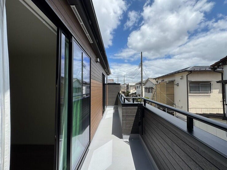 【Balcony】日当たりの良いバルコニーはお洗濯物がしっかり乾きやすく、毎日の家事にも重宝します。