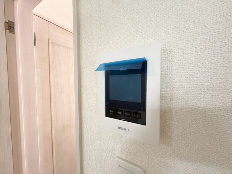 【Facilities】来訪者を確認できるモニター付きインターホンで、防犯面も安心です。