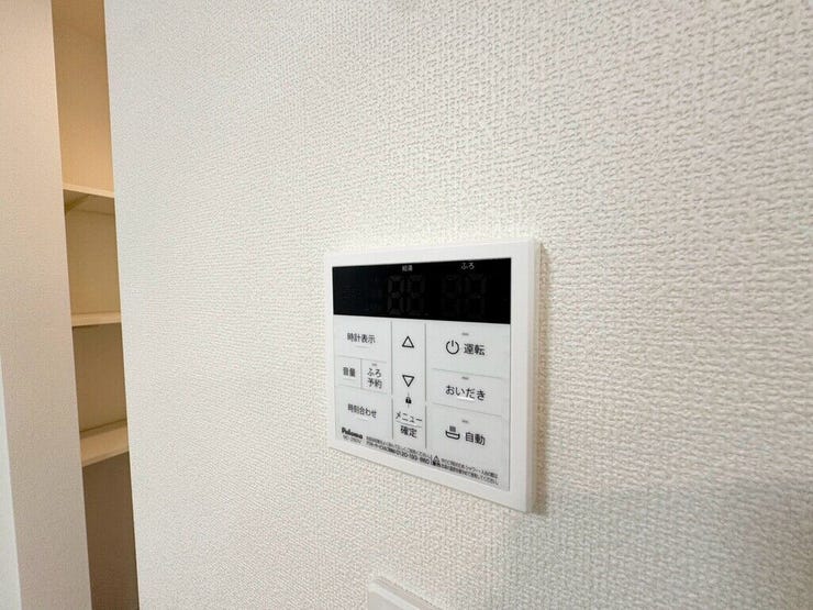 【Facilities】お湯の温度調整がラクな給湯器リモコン付き。追い焚き操作も簡単です。