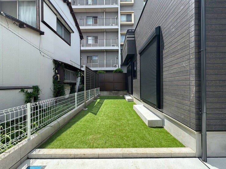 【Exterior】お部屋から直接出られるお庭付き。ガーデニングやくつろぎ空間に◎