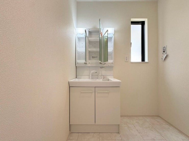 【Washroom】すっきりとしたデザインで、毎日の生活が快適に。収納も豊富な洗面所です。