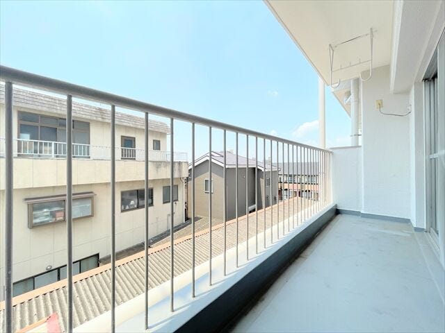 日差しを遮るオーニングやシェードなどを設置すれば夏場でも快適なスペースとなります。
設置することで、室内温度の上昇を抑えるとともに、エアコンなどの電気使用量を低減することにもつながりますね。