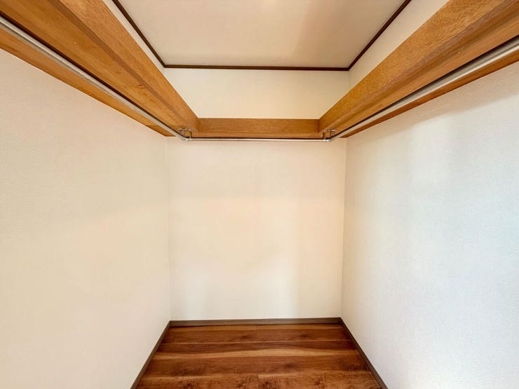 ウォークインクロゼットで満足の収納力♪