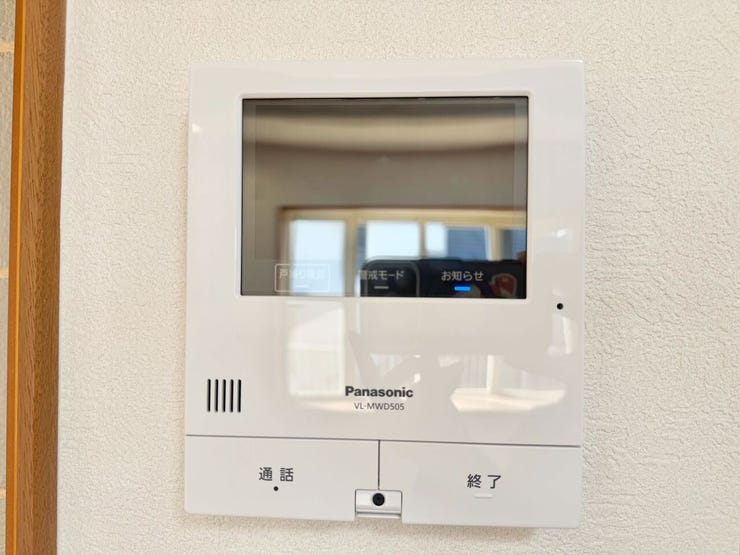 モニター付きのインターホンで来訪者のお顔を確認することが出来るので安心です♪