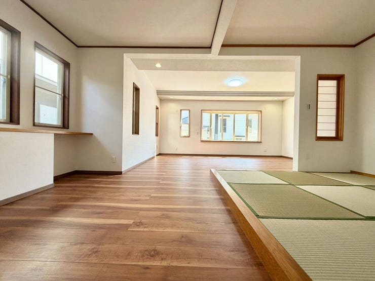 南向き、2面採光で明るく日当たり良好です♪