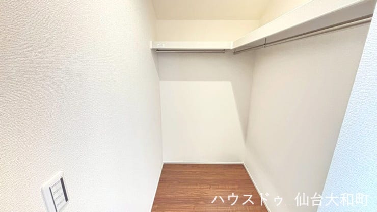 衣類や季節物など、家族みんなの荷物をまとめて収納できるWIC♪