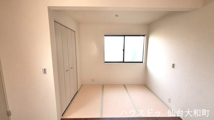 お子さまの遊び場やお昼寝、洗濯物をたたむ家事スペースとしても活躍する、あると嬉しい畳空間です♪