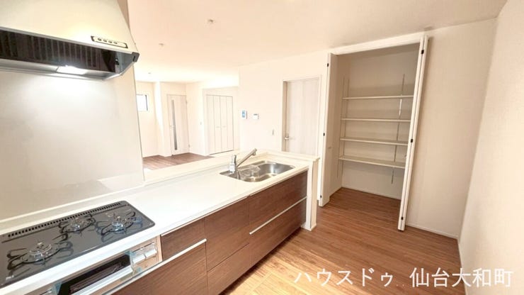 キッチン横に大容量のパントリーを備え、まとめ買いにも対応!